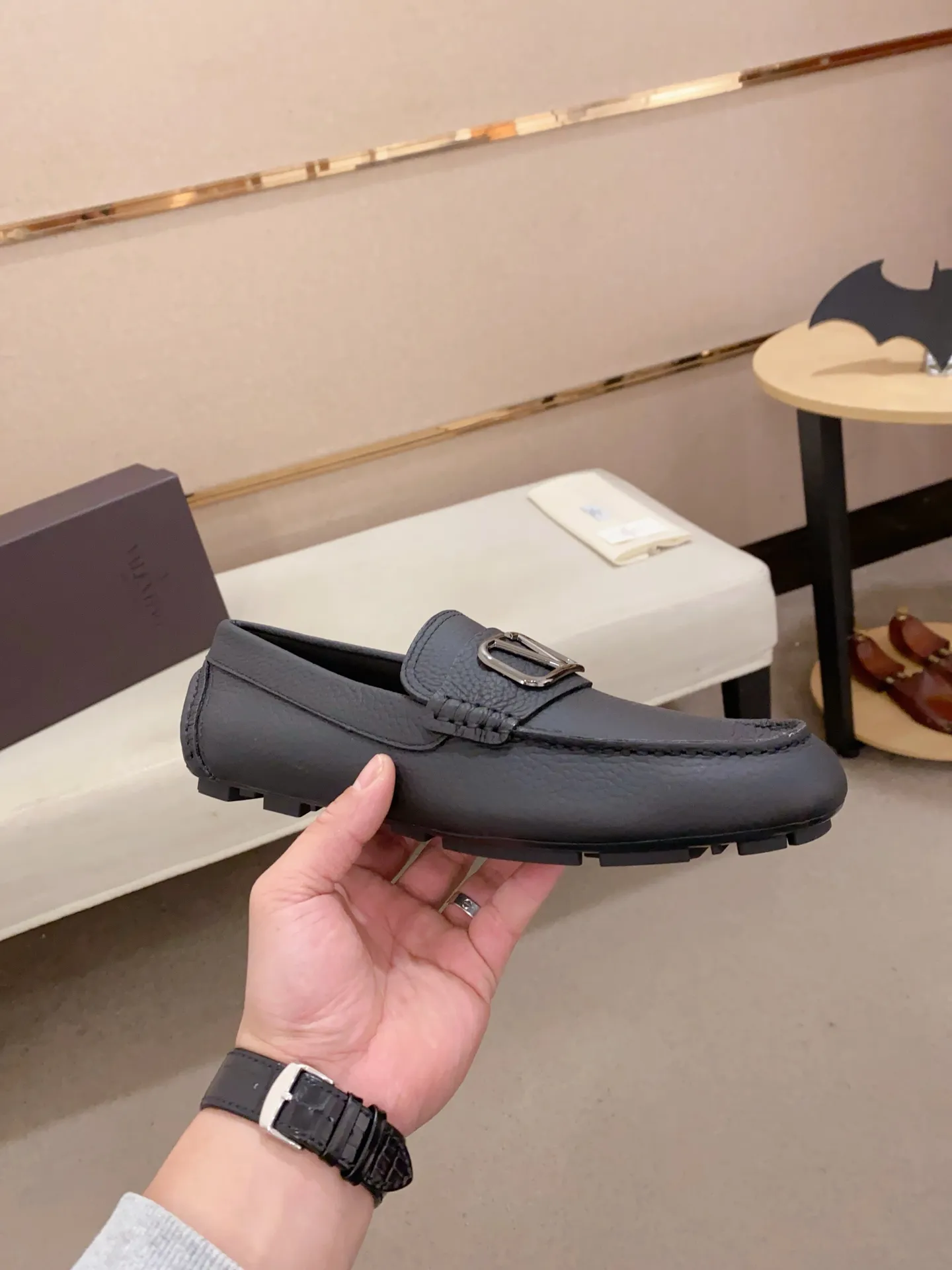 Men's shoes💰: 680💰VALENTINO, made of imported cowhide with imported water-dyed cowhide lining, iconic hardware and iconic wear-resistant outsole. 38-44. 45 VALENTINO packaging can be customized to enjoy the brand’s iconic product packaging